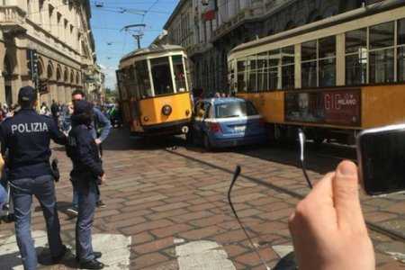 Milano, incidente davanti teatro La Scala: auto della polizia tenta sorpasso e finisce  tra due tram