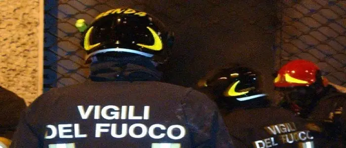 Senigallia, incendio in un'azienda di cosmetici: nessun ferito, chiuse due scuole