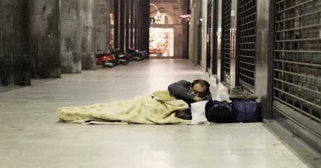 «Rubare per fame non è reato»: Cassazione assolve giovane homeless