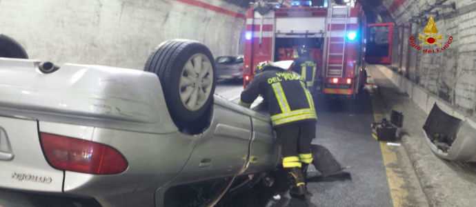 Incidenti stradali: Catanzaro, auto si ribalta in galleria Sansinato intervento dei VVF.[Foto]