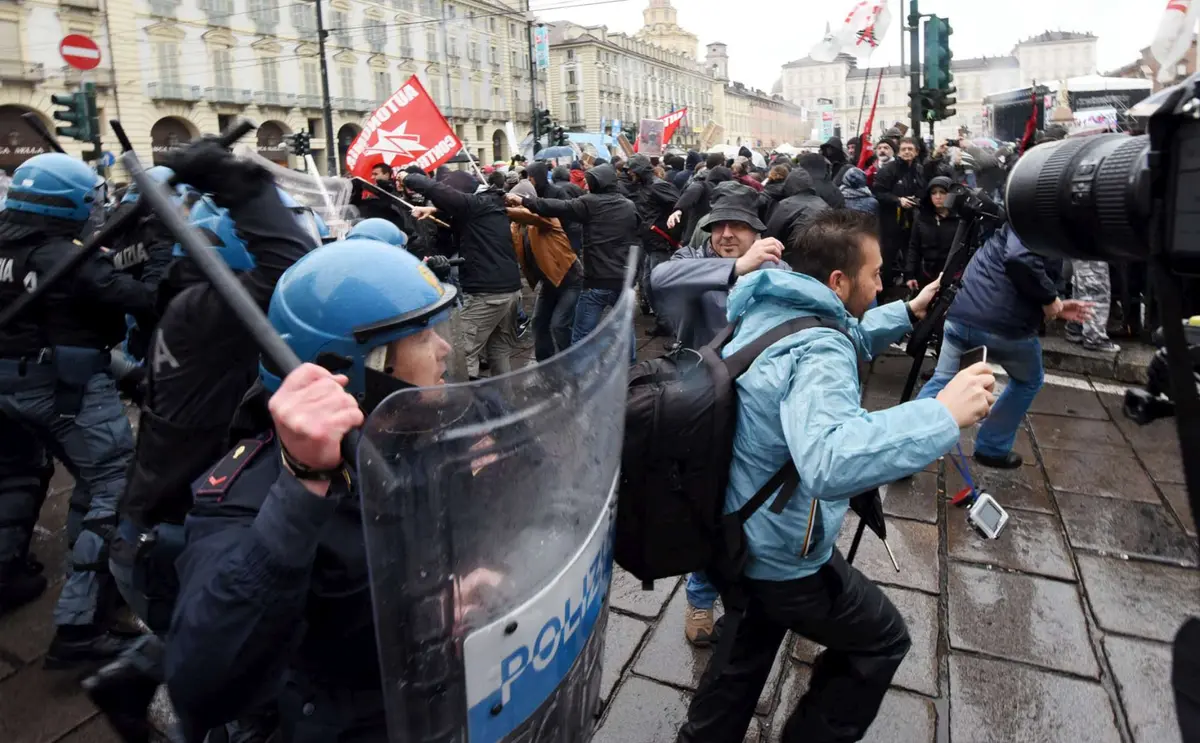 Tensioni al corteo del Primo Maggio a Torino. Tentata aggressione al senatore Esposito