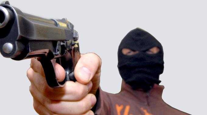 Il rapinatore utilizza un'arma giocattolo: rapina aggravata o semplice?