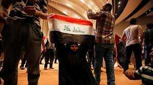 Iraq: esplode autobomba a Baghdad e manifestanti irrompono in parlamento