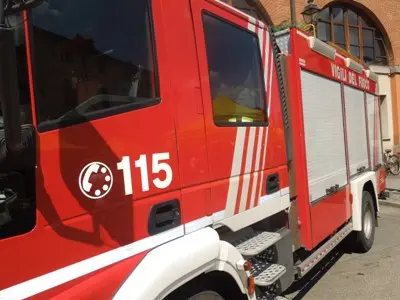 Incendio nel Canavese, vigile del fuoco colpito da una trave