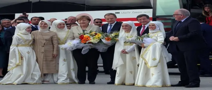 Turchia, Merkel nel campo profughi bambini siriani. Fiori e accoglienza calorosa