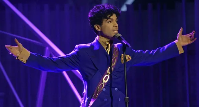 Giallo sulla morte di Prince. Oggi l'autopsia sul corpo della popstar