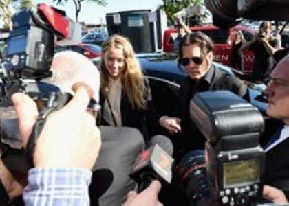 Le scuse di Johnny Depp e della moglie Amber Heard dopo l'accusa di traffico illegale di cani