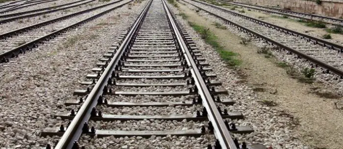 Coppia si fa travolgere da un treno in corsa: lei morta, lui i fin di vita