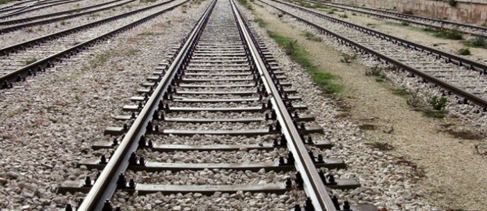 Coppia si fa travolgere da un treno in corsa: lei morta, lui i fin di vita