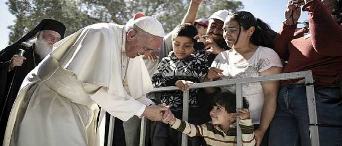 Papa ritorna da Lesbo con 12 migranti: "Piccolo gesto di accoglienza"