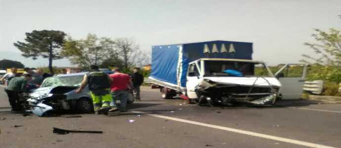 Incidenti: Tragedia statale 106, scontro fra due auto a Corigliano, 1 morto e 2 feriti