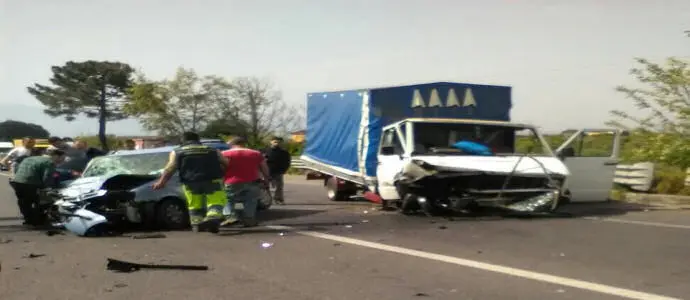 Incidenti: Tragedia statale 106, scontro fra due auto a Corigliano, 1 morto e 2 feriti