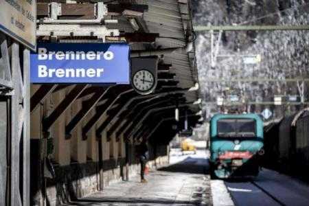 Migranti, l'Austria inizia i lavori per una barriera al Brennero. Il Papa: "Rimuovere i muri"