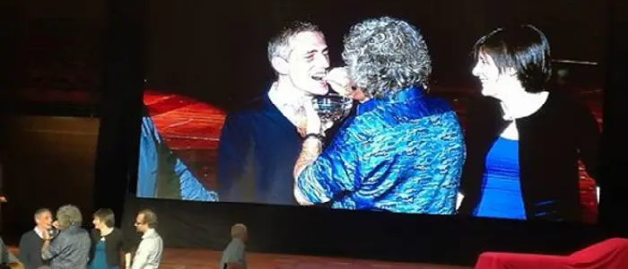 Grillo dà la comunione ai suoi, il Pd insorge: "Gesto blasfemo"