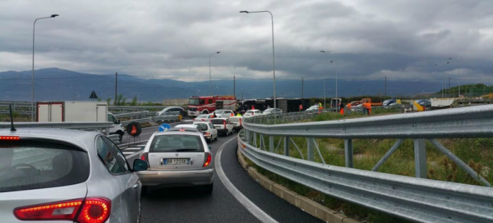 Tir si ribalta sull'A3: traffico bloccato