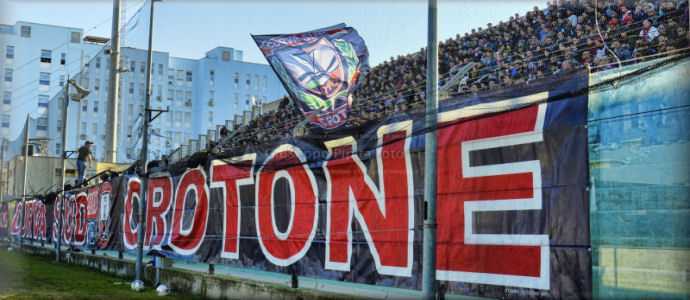 Calcio: Crotone vede la serie A, la citta' si veste di rossoblu