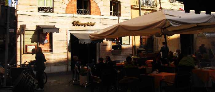Roma, esplosione in un bar del centro: muore un dipendente