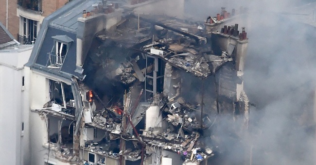 Parigi, esplosione in centro per una fuga di gas: crolla tetto di un palazzo
