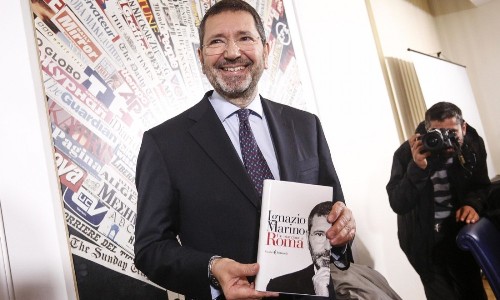 Roma, Marino presenta il suo libro e sul Pd dice: "Se avessi seguito i loro consigli sarei in cella"
