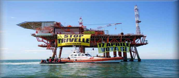 Greenpeace su una piattaforma in adriatico: "esposto contro le trivelle fuorilegge" [Fotogallery]