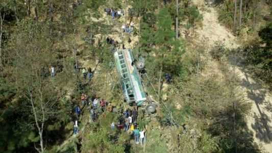Tragedia in Guatemala, bus precipita in un burrone: 19 morti, tra cui una donna incinta