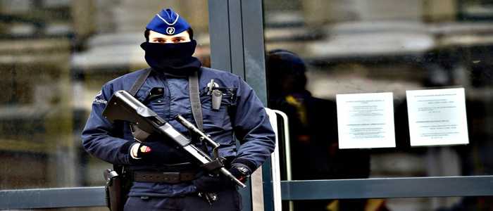 Terrorismo, tre arresti a Bruxelles: a Schaerbeek fermato e ferito un uomo con esplosivo nello zaino