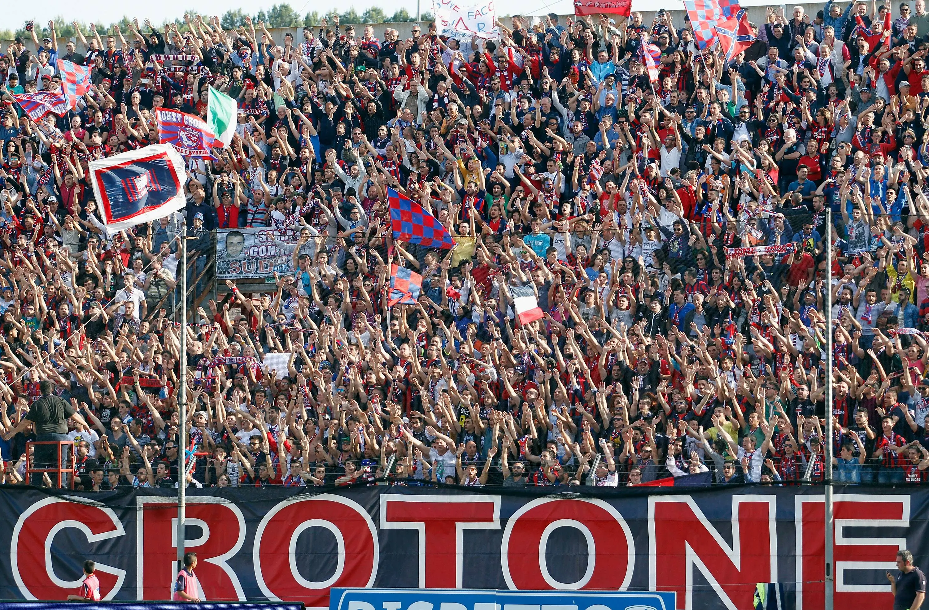 Serie B, Crotone - Pescara 4-2. Vittoria fondamentale per i rossoblu, ora la Serie A è a un passo