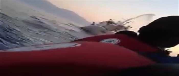 Turchia, agenti della Guardia Costiera prendono a bastonate barcone di profughi
