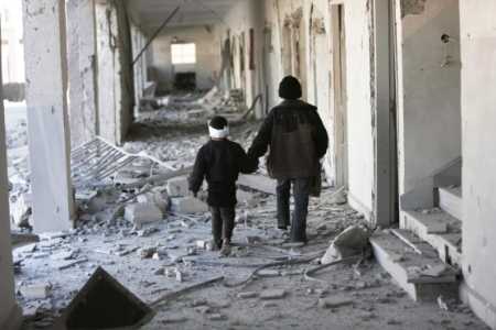 Guerra in Siria, il rapporto di Save the children: 250 mila bambini nelle zone assediate