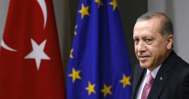Al vertice Ue la Turchia chiede 3 miliardi: "Manderemo indietro i migranti irregolari"