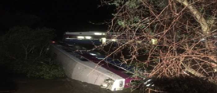 California: treno deraglia e finisce in un fiume. 14 feriti, 4 gravi