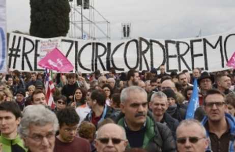 Unioni civili, Renzi: "È finito il tempo dei veti. Girerò le parocchie per parlare di riforme"
