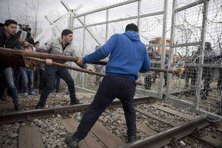 Migranti,tensione al confine Grecia-Macedonia: 30 feriti. A Calais via allo sgombero della "giungla"