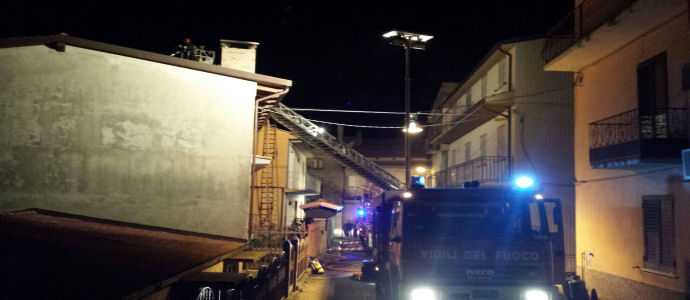 Palermiti : VVF dopo diverse ore domano incendio sul tetto abitazione [Foto]