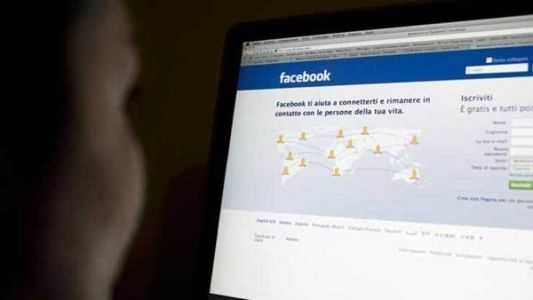 Adescava minori su Facebook promettendo denaro: arrestato 40enne pisano