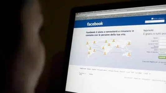 Adescava minori su Facebook promettendo denaro: arrestato 40enne pisano