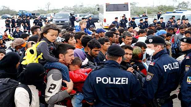 Migranti, scontro Ue-Austria. Renzi: "Niente fondi a chi non è solidale"