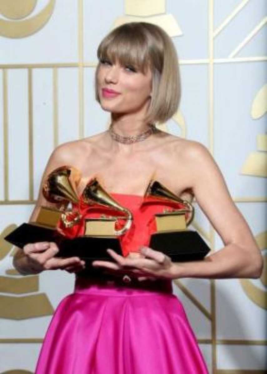Grammy Awards, Taylor Swift protagonista: due premi per il miglior disco. Lady Gaga omaggia Bowie
