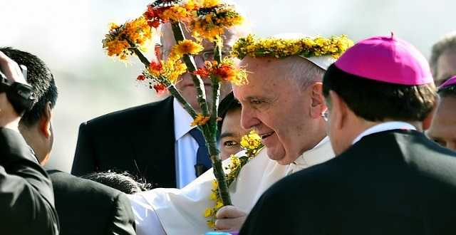 Papa Francesco chiede perdono a Indios. Oggi l'incontro con i giovani