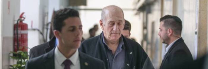 Israele, l'ex premier Ehud Olmert entra in carcere: dovrà scontare 19 mesi