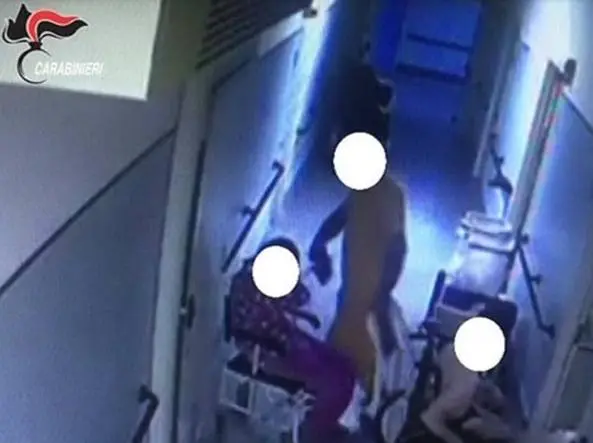 Maltrattamenti sui pazienti. Accusati quattordici operatori