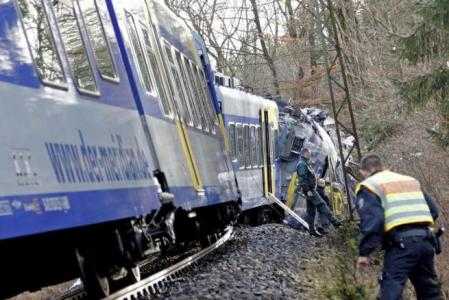 Scontro frontale tra due treni in Baviera: almeno 9 morti e oltre 100 feriti
