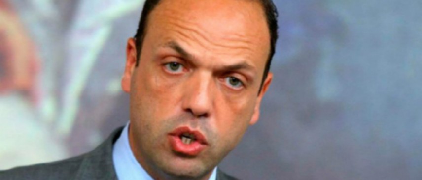 Unioni civili, Alfano: "Il pd tolga le adozioni gay o votiamo no"