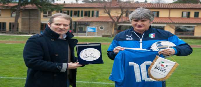 L'Under 17 Lega Pro consegna una maglia e un pallone alla Fondazione Bacciotti