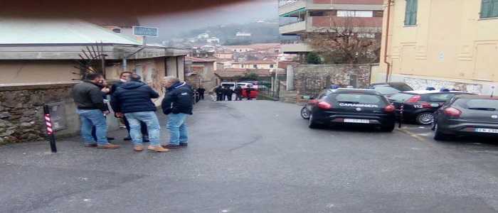 Massa Carrara: carabiniere ucciso davanti la porta di casa
