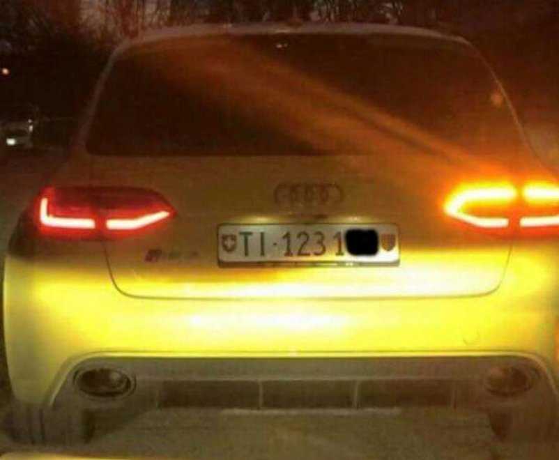 L'Audi gialla ricercata e' stata ritrovata bruciata. Nessuna notizia dei banditi