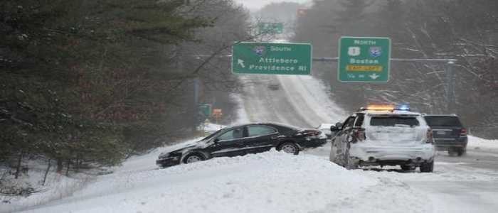 Usa, tempesta di neve: 11 morti e 8.600 voli cancellati. Traffico sospeso a New York e Washington