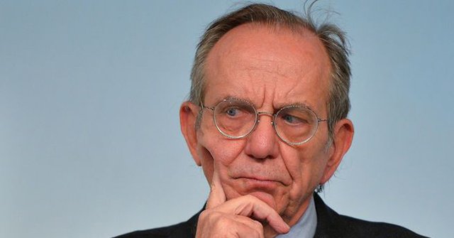 Padoan: "Mentre la crescita globale frena, l'Italia accelera"