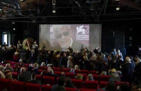 Ultimo saluto a Ettore Scola: aperta camera ardente alla Casa del Cinema. Presente anche la Loren