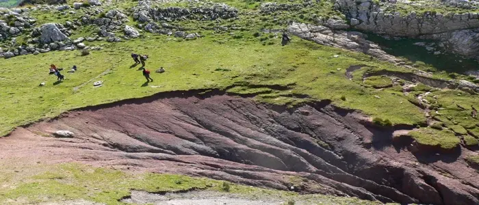 Rimini, speleologo trovato morto nei boschi: aveva mani legate e sacchetto in testa